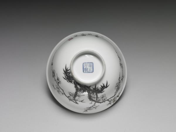 琺瑯彩赭墨梅竹圖碗