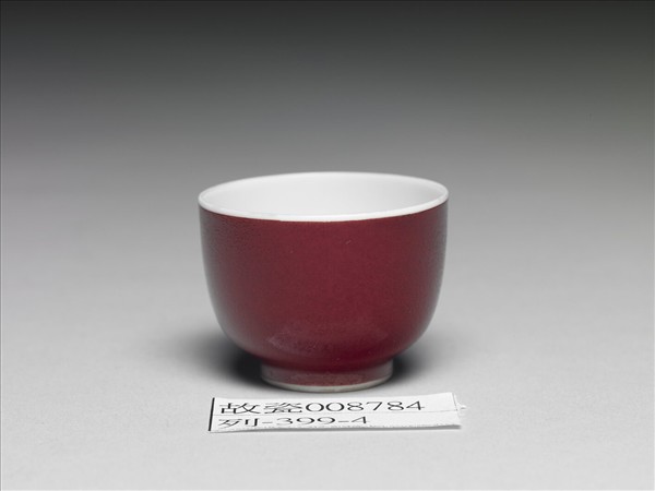 琺瑯彩洋紅地牡丹杯