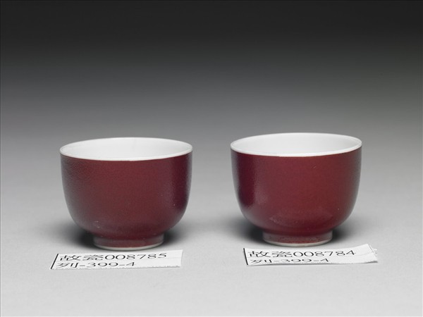 琺瑯彩洋紅地牡丹杯