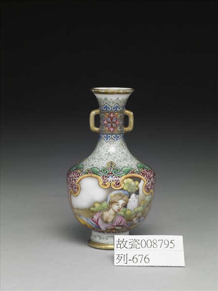 琺瑯彩錦地開光西洋人物雙耳瓶