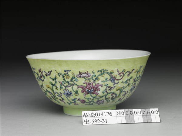 琺瑯彩綠地剔花番蓮紋碗