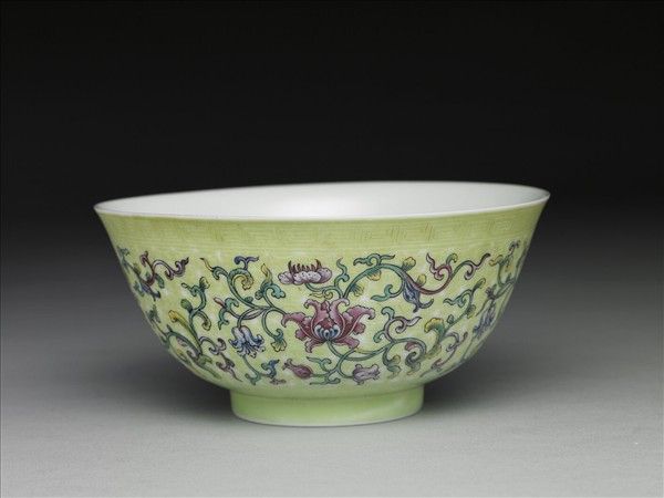 琺瑯彩綠地剔花番蓮紋碗