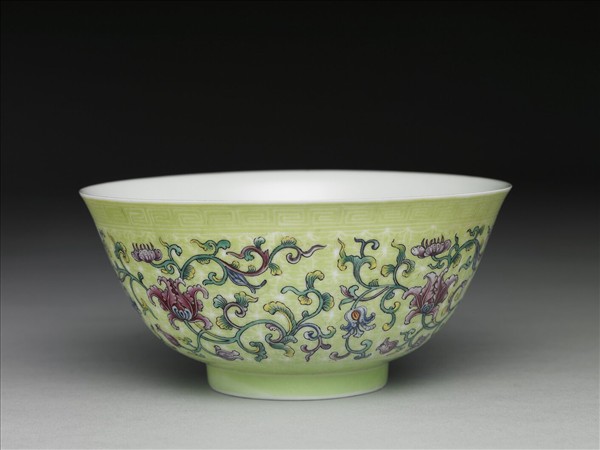 琺瑯彩綠地剔花番蓮紋碗