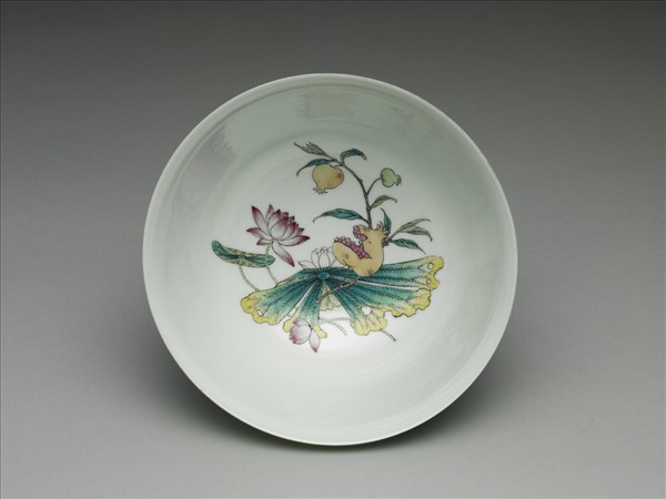 琺瑯彩綠地剔花番蓮紋碗