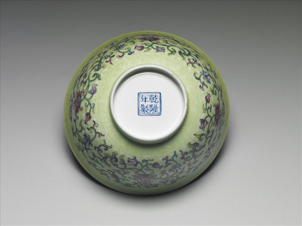 琺瑯彩綠地剔花番蓮紋碗