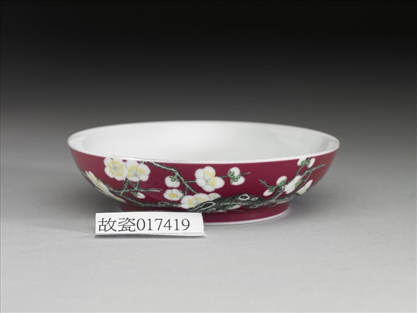 琺瑯彩洋紅地梅花紋碟