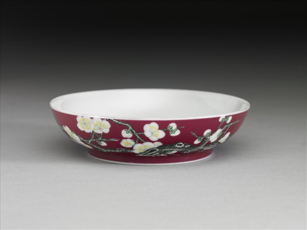 琺瑯彩洋紅地梅花紋碟