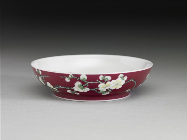 琺瑯彩洋紅地梅花紋碟