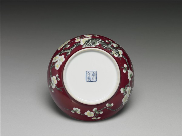 琺瑯彩洋紅地梅花紋碟