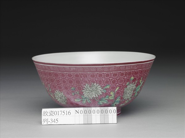 琺瑯彩紅地剔花菊花碗