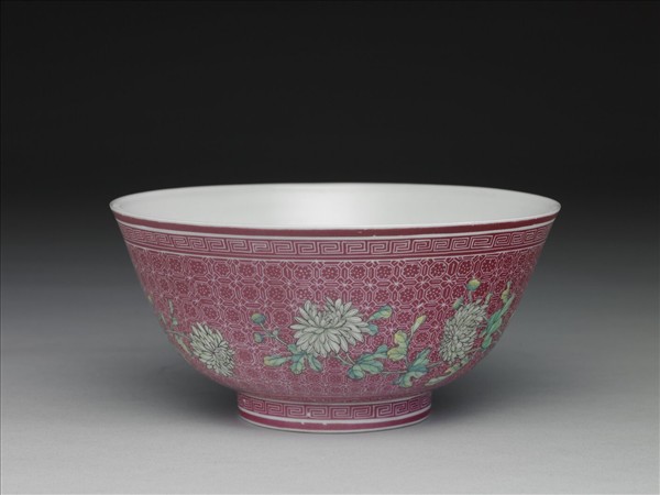 琺瑯彩紅地剔花菊花碗