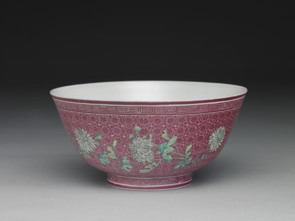 琺瑯彩紅地剔花菊花碗- 故宮