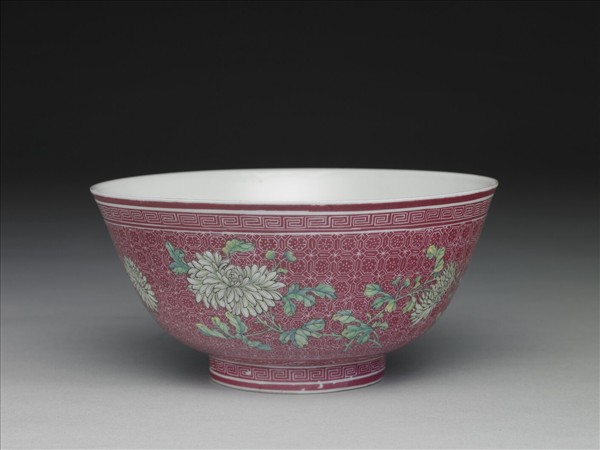 琺瑯彩紅地剔花菊花碗