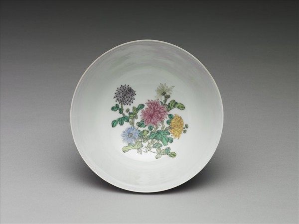 琺瑯彩紅地剔花菊花碗