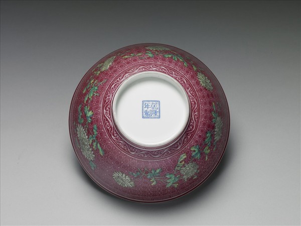 琺瑯彩紅地剔花菊花碗