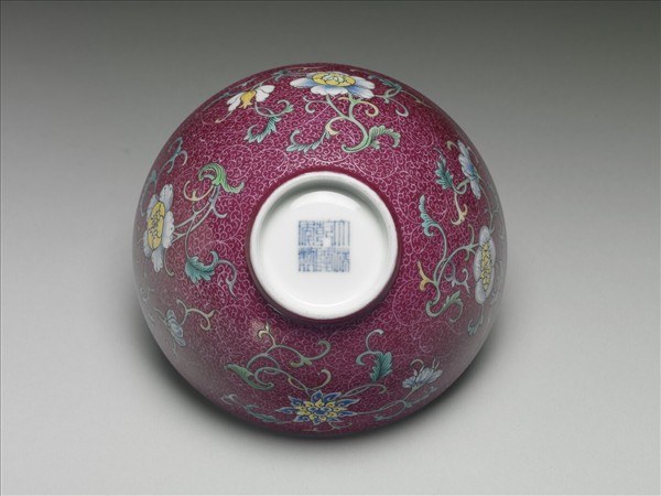 琺瑯彩紅錦地花果紋碗