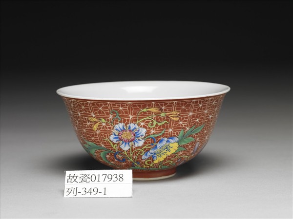 琺瑯彩紅地剔花花卉魚藻茶碗