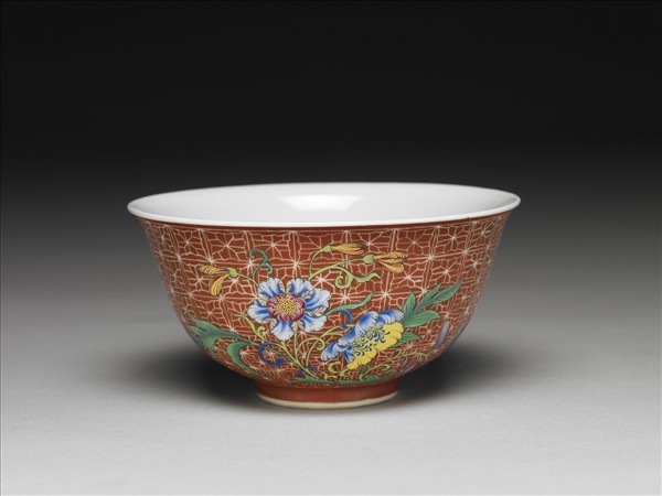 琺瑯彩紅地剔花花卉魚藻茶碗