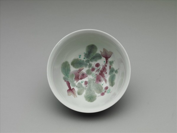 琺瑯彩紅地剔花花卉魚藻茶碗