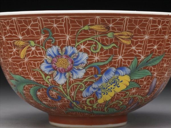 琺瑯彩紅地剔花花卉魚藻茶碗