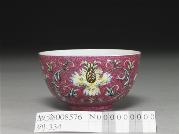 洋彩紅錦地番蓮紋杯