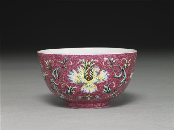 洋彩紅錦地番蓮紋杯