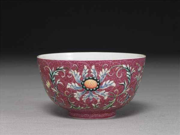 洋彩紅錦地番蓮紋杯