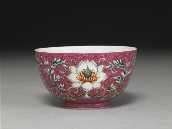 洋彩紅錦地番蓮紋杯