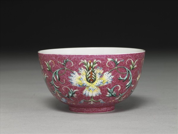 洋彩紅錦地番蓮紋杯