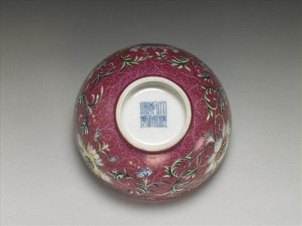 洋彩紅錦地番蓮紋杯