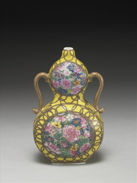 琺瑯彩開光花卉雙耳葫蘆瓶