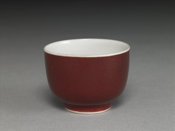 琺瑯彩洋紅地牡丹杯