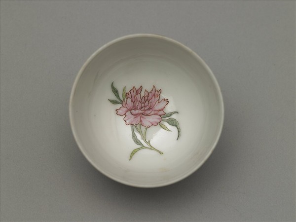 琺瑯彩洋紅地牡丹杯