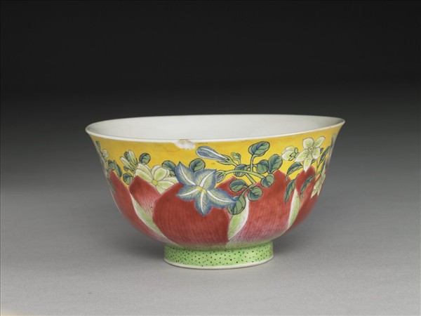 琺瑯彩黃地蓮瓣花卉碗