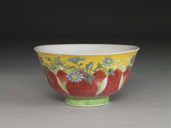琺瑯彩黃地蓮瓣花卉碗
