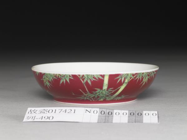 琺瑯彩瓷紅地翠竹碟