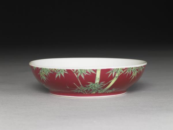 琺瑯彩瓷紅地翠竹碟