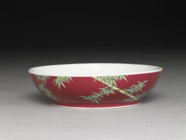 琺瑯彩瓷紅地翠竹碟