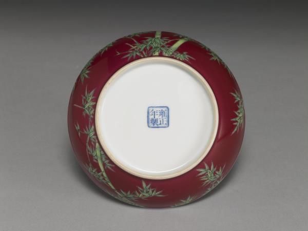 琺瑯彩瓷紅地翠竹碟