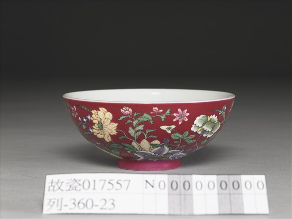 琺瑯彩紅地花卉紋碗