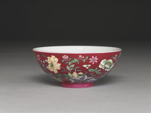 琺瑯彩紅地花卉紋碗