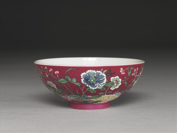 琺瑯彩紅地花卉紋碗
