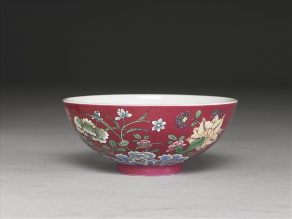 琺瑯彩紅地花卉紋碗