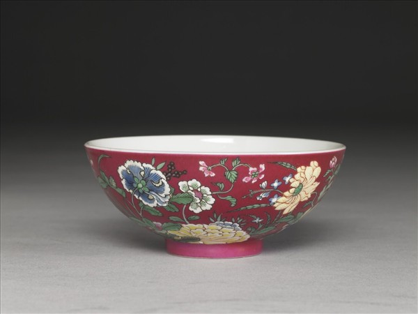 琺瑯彩紅地花卉紋碗