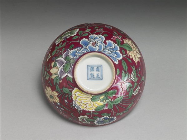 琺瑯彩紅地花卉紋碗