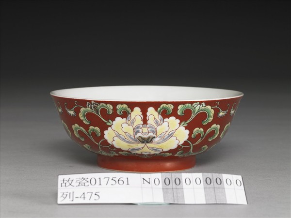 洋彩紅地花卉紋碗