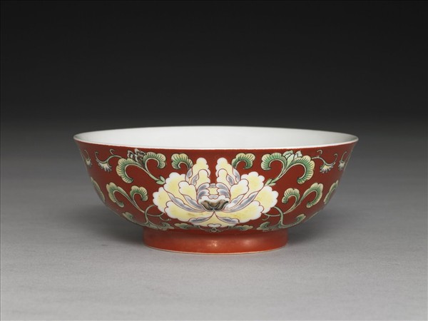 洋彩紅地花卉紋碗