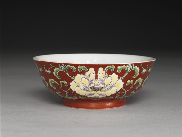 洋彩紅地花卉紋碗