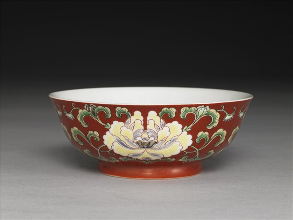 洋彩紅地花卉紋碗