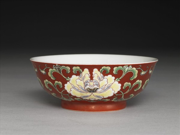 洋彩紅地花卉紋碗